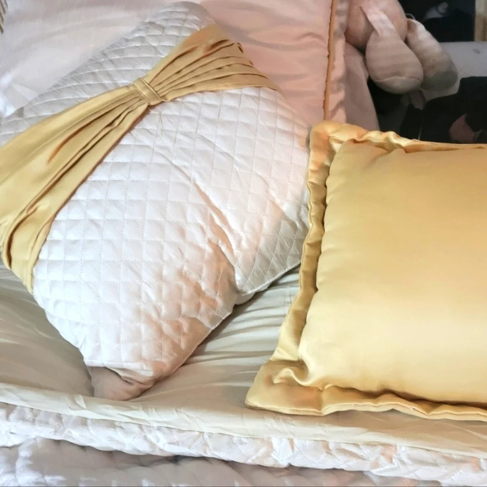 Elegant Cream & Gold Demask Luxury Bedding Set Queen Quilt, 2 Shams, 5 Pillows